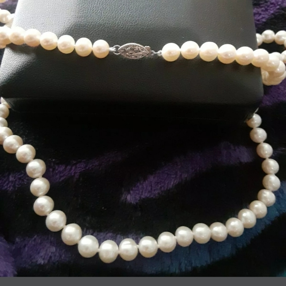 Beautiful pearl necklace. REAL